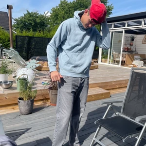 Ljusblå hoodie!  - Väldigt snygg hoodie ifrån pull & bear sparsamt använd. I storlek M men passar mig som vanligtvis har L. 