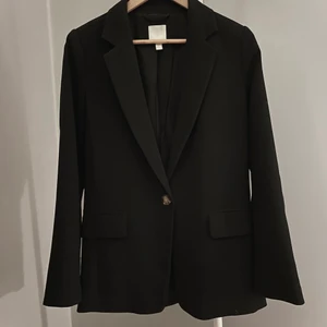 Kavaj/ blazer - Kavaj/blazer, enkelknäppt från H&M. Knappt använd, superfint skick. Rakare modell dvs inte så figursydd! Storlek XS fast oversize!