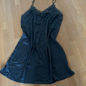 Slip dress - Jätte fin slip dress som jag tyvärr inte vet märket på. Är i storlek m med passar fler beroende på hur man vill att den ska sitta. Är även slit på ena sidan. Klänningen är grå blå.  (frakt blir kostnad för frimärken)