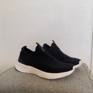 Dasia skor - Dasia svart strumpskor! 💕 köpta för 900kr säljer för 700kr  Nyskick! Passar om du har storlek 39 också. 