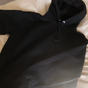 Hoddie från Bikbok - Svart hoodie från Bikbok i strl xs 