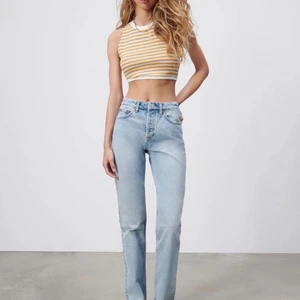 Zara jeans - Zaras mid rise jeans,ljusblåa stl 36💘