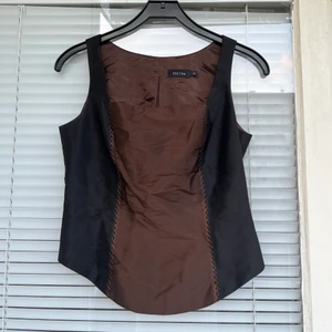 Bustier brun  - Brun bustier/korsett säljes. Köpt i en vintagebutik i Paris. Säljes då den är för liten för mig. Strl: 36 