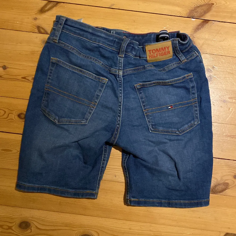 Tommy hilfiger jeansshorts i storlek 164 i nyskick, ordinarie pris 500kr . Shorts.