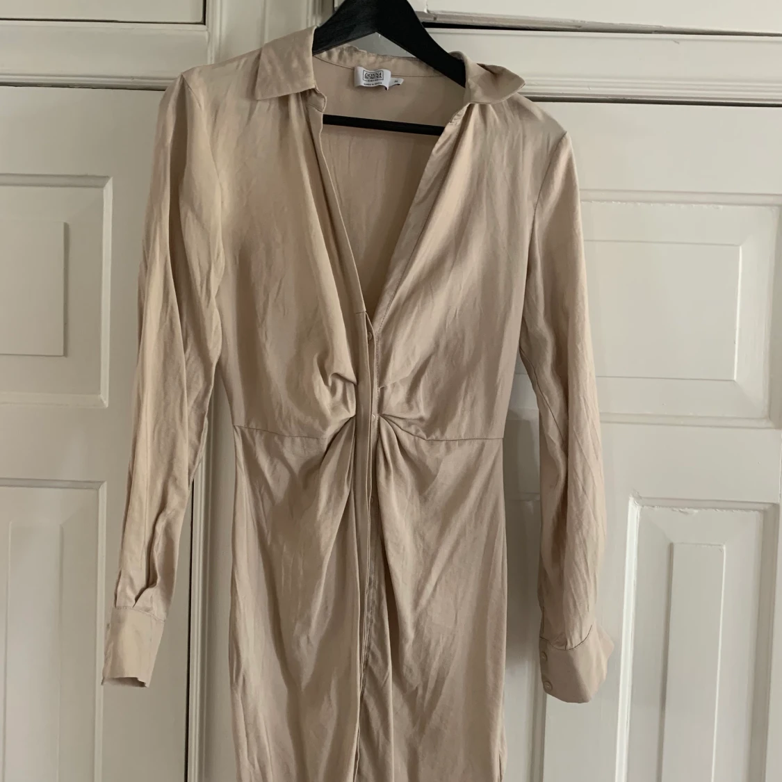 Beige klänning från NA-KD 