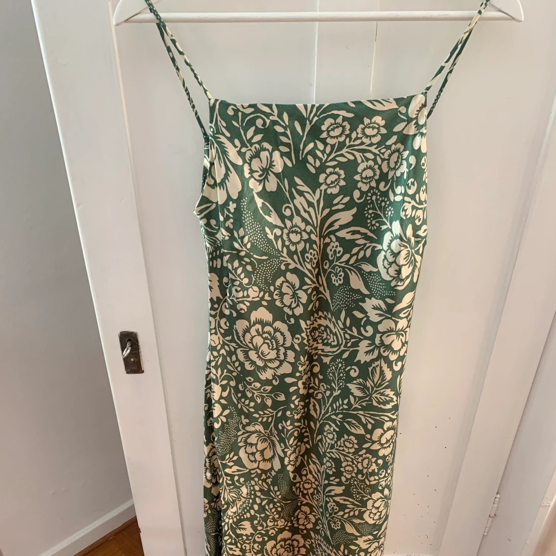 Mönstrad klänning i satin 