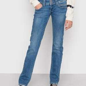 populära lågmidjade jeans från pepe jeans! storlek 25x32! använda en gång, slutsålda i många storlekar, orginal pris 999kr!