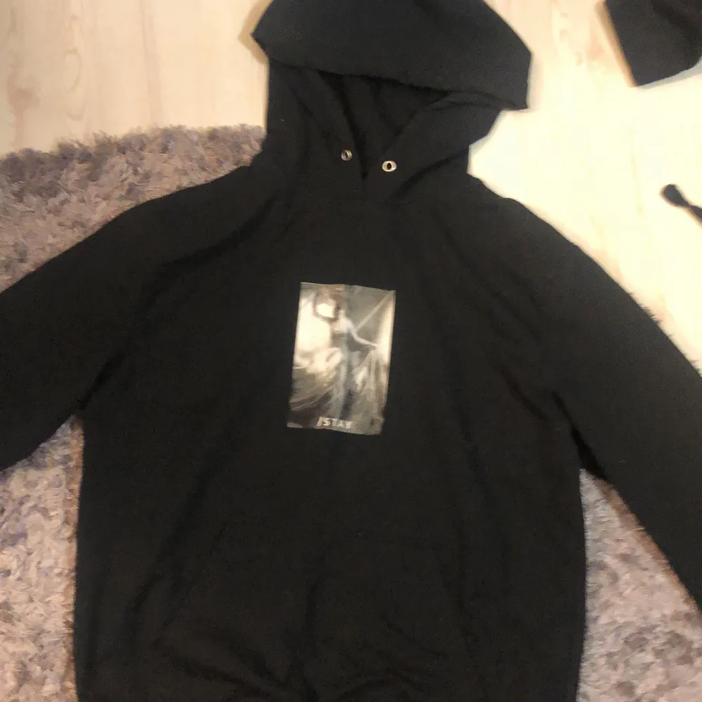 Säljer min svarta hoodie för har för mkt kläder den är i bra skick men lite andvänd, skriv privat för mer bilder och leverans . Tröjor & Koftor.