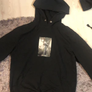 Hoodie  - Säljer min svarta hoodie för har för mkt kläder den är i bra skick men lite andvänd, skriv privat för mer bilder och leverans 