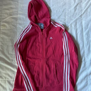 Adidas Hoodie  - Röd adidas hoodie. Finns ett litet hål på framsidan som man kan se på andra bilden. 