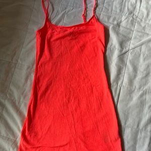 H&M Träningslinne - Träningslinne från H&M i neonorange färg.