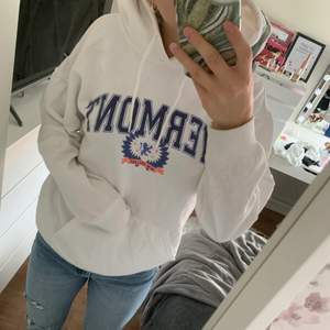 Supersnygg hoddie från Boohoo i storlek s. Sitter snyggt oversized på mig som vanligtvis har s men passar xs-m beroende på hur man vill att den ska sitta 👌🏼Bra skick! Köparen står för frakten 💞