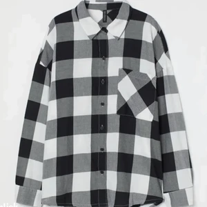 Rutig skjorta🖤🤍 - Svart, vit och grå skjorta som är helt oanvänd och i mjuk material☺️🖤🤍 Kommer ifrån hm och är stor i storleken 