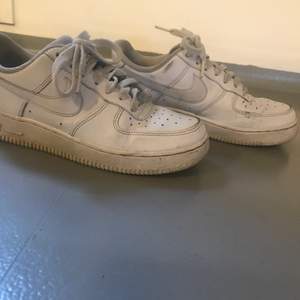 Säljer mina Nike air force 1 som är använda i drygt 1 år. Säljer för 250kr. Storlek 38,5.  (Tvättas innan!)🤍