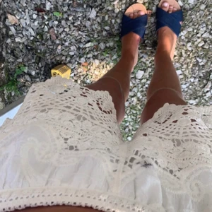 Spetsshorts - Fina ”virkade” shorts. Köpta på en marknad utomlands men väldigt fina! De är ganska stretchiga så passar både s/ m💕