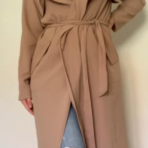 BikBok kappa S - Beige tunn kappa från BikBok. Använd men i gott skick. 