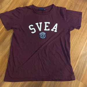 Svea T-shirt - Säljer denna T-shirt för att den har blivit för liten. Vanligt pris 150 kr, jag säljer den för 90 kr + frakt.