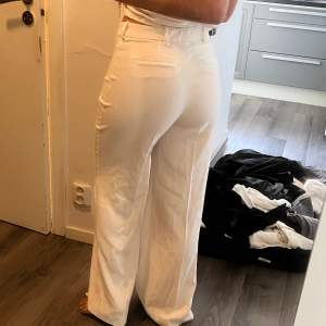 Vita kostymaktiga byxor från Zara i storlek M. Använda 1 gång  