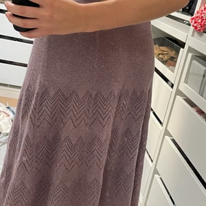 Lowaisted lila glittrig kjol - Stickad kjol som är lila och glittrig