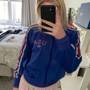 Adidas Kofta - Säljer denna Adidas kofta! Den är lite kort i ärmarna på mig. Det står M i storleken men det stämmer inte