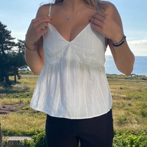 Vit söt topp - En jättefin vit topp, säljer då jag inte riktigt gillar passformen på mig💗