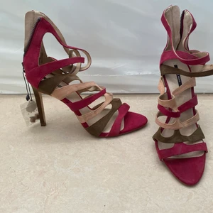 Zara klackar  - Nya oanvända klackar från Zara. Stl 40