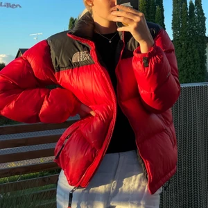 The north face jacka - Säljer nu min röda north face jacka! Den är i super bra skick, dock har den några små fläckar där back. Jag har inte testat att tvätta så jag vet inte om dom går bort❤️ Den är köpt från England och den är storlek S herr, sitter som M dam