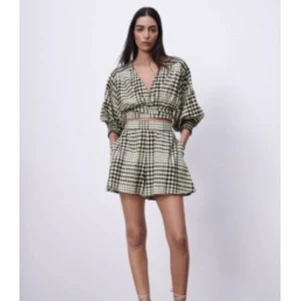 Zara topp - Topp från Zara, använd 1 gång. Väldigt fin till ett par jeans. Storlek 34