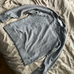 En grå Calvin klain hoodie som knappt använts. Köptes för 2 år sedan och ser ut som ny. Köparen står för frakten.