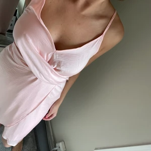 Satinklänning - Satinklänning omlott Använd 1 gång