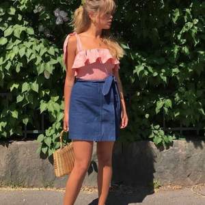 Säljer denna fina kjol som Matilda Djerf hade💗 super fin och passar till det mesta! 