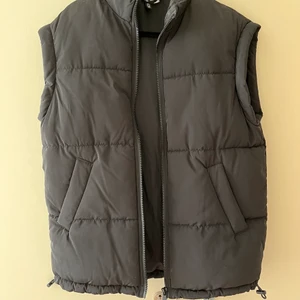 Oversize väst - Väst i oversizemodell från H&M. Strl XXS men väldigt stor i storleken. Svart, behöver en tvätt (30 grader). 