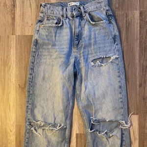 90s High Waist Jeans - Blåa straight leg jeans med hög midja från Gina tricot. Mycket bra skick. Strl 32. Skriv för fler bilder. Köparen står för frakten. 💕