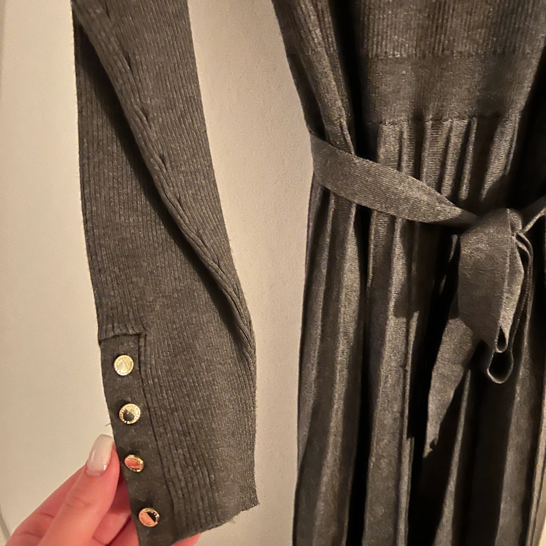 Grå klänning med knytning i midjan  - 90