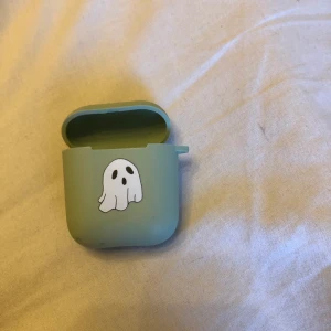 AirPods 1 fodral - Grönt AirPods 1fodral med ett vitt spöke