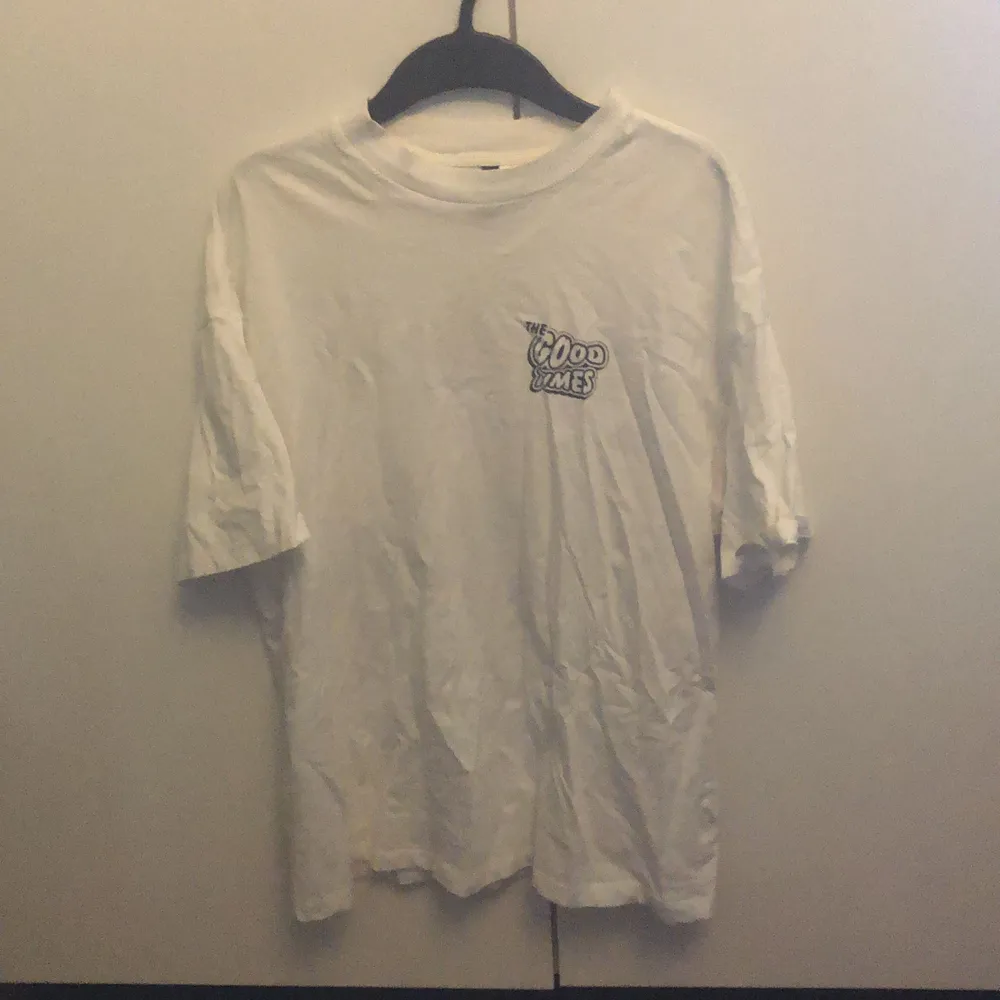 Oversized t-shirt i storlek XS, köpt på HM för cirka 1,5-2 år sedan. Skrynklig då den legat i garderoben ett bra tag. . T-shirts.