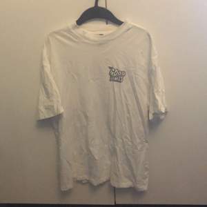 Oversized t-shirt i storlek XS, köpt på HM för cirka 1,5-2 år sedan. Skrynklig då den legat i garderoben ett bra tag. 