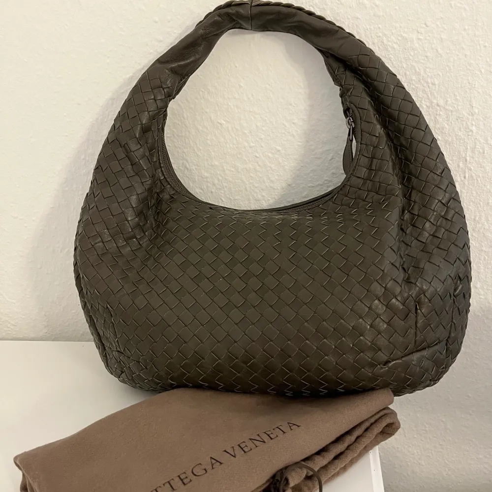 Bottega veneta Gray Leather Vintage. Mått W45,H30,D4cm. Kan skickas flera bilder vid intresserad. Kontrollerad av Vestiaire.  Finns ute på Vestiaire,Tradera och Plick. Vill man betala med klarna så det går bra att köpa vid Vestiaire. När du köpte våra väs. Väskor.