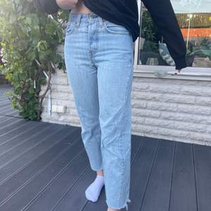 Raka Levi’s jeans i bra skick💕 passar någon som är runt 155cm lång🫶🏻 köparen står för frakten. Skriv för fler bilder!