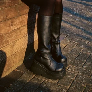 Platå boots! - Världens finaste demonia shaker-65! Jag älskar dessa men jag använder de för sällan ☹️ Har endast använt dessa en gång utomhus! Lådan finns kvar ifall man önskar att få med den 💕💕💕 Priset är diskuterbart vid snabb affär 🥰