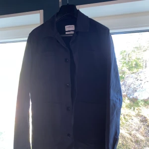 Lindbergh overshirt mörkblå - Riktigt snygg overshirt i fin färg och bra passform. Jag säljer den pga att jag inte kan ha den längre men den är i relativt bra skick. Perfekt nu till hösten (Pris kan diskuteras)