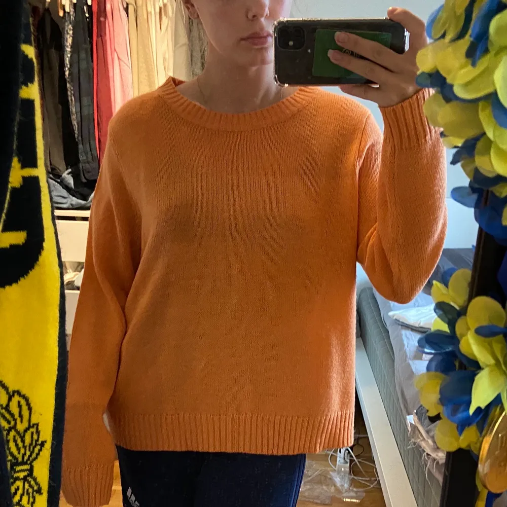 Orange stickad tröja från hm. Står XL men sitter bra på mig som är en 36/38. Stickat.