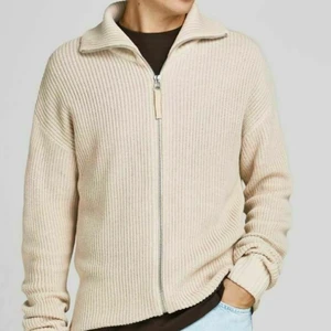 Stickad tröja  - Nästan en helt oanvänd stickad tröja från Jack and Jones. Nyskick och inga skador på den. Mjuk och bekväm att ha på sig. Nypris 400kr 