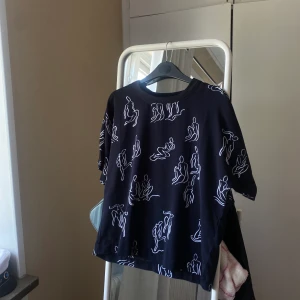 Trendig tröja från Monki - Jättefin att ha till jeans och kostymbyxor!! Materialet liknar silke lite. 