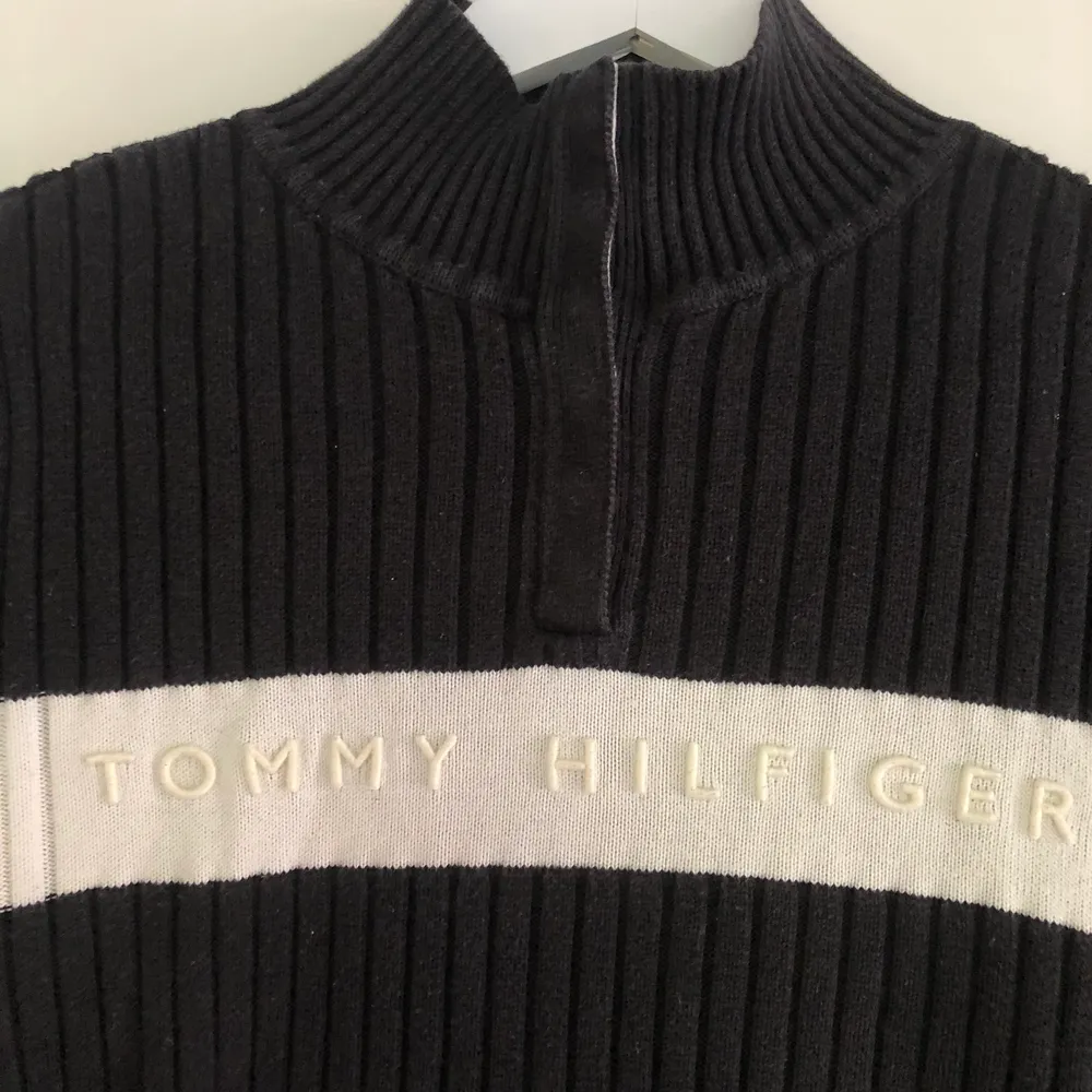 En ribbstickad tröja från Tommy Hilfiger inköpt på Beyond Retro. Superfint skick, riktigt bra kvalité och jätteskön. Polokragen stängs med 7 tryckknappar och kan bäras öppen. Säljes pga används inte längre. Hör av dig om du undrar något!. Tröjor & Koftor.