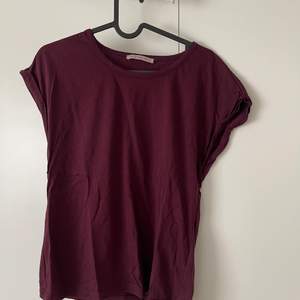 En vinröd/lila basic t-shirt 