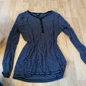 randig tröja  - den är oversized och har haft på mig den ungefär 3 gånger