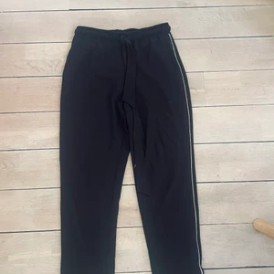 Ganni byxor  - Snygga brallor.  Använda så lite noppor här och var men fortfarande kvar att ge 