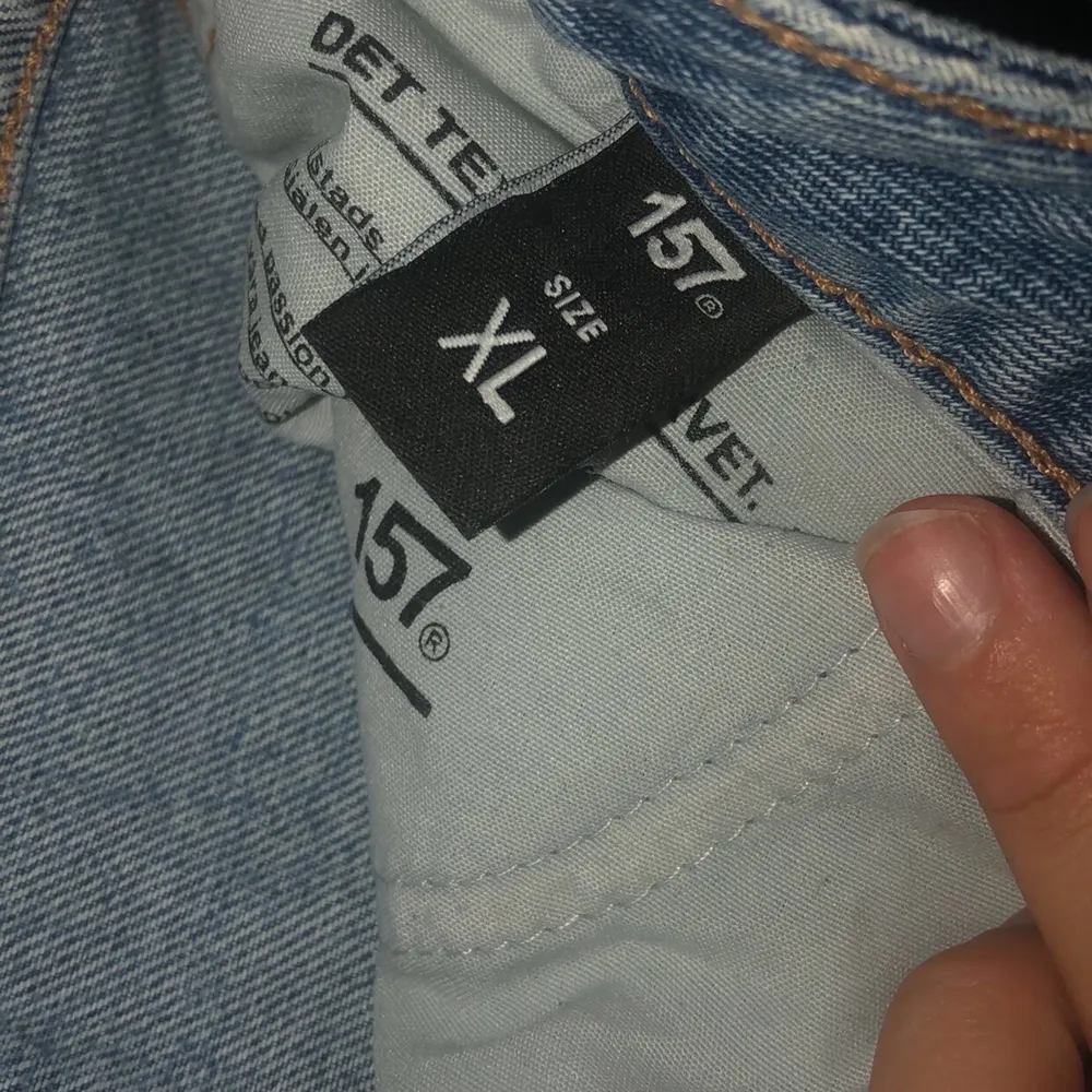 Säljer dessa då jag måste köpa nya för jag har inga jeans som sitter bra å börjat gymnasiet om 1 vecka💕 help a Girl out, säljer dessa i storlek xl mer som en L💕 as snygga baggy . Jeans & Byxor.