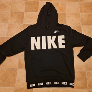 Nike Hoodie storlek S - Nike Hoodie storlek S Använd 1 gång den är som ny  Kommer från Rökfri och Djurfri hem